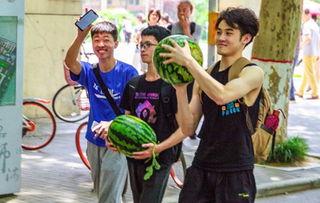 学校吃瓜视频,揭秘学校吃瓜视频背后的故事 第1张 学校吃瓜视频,揭秘学校吃瓜视频背后的故事 第1张